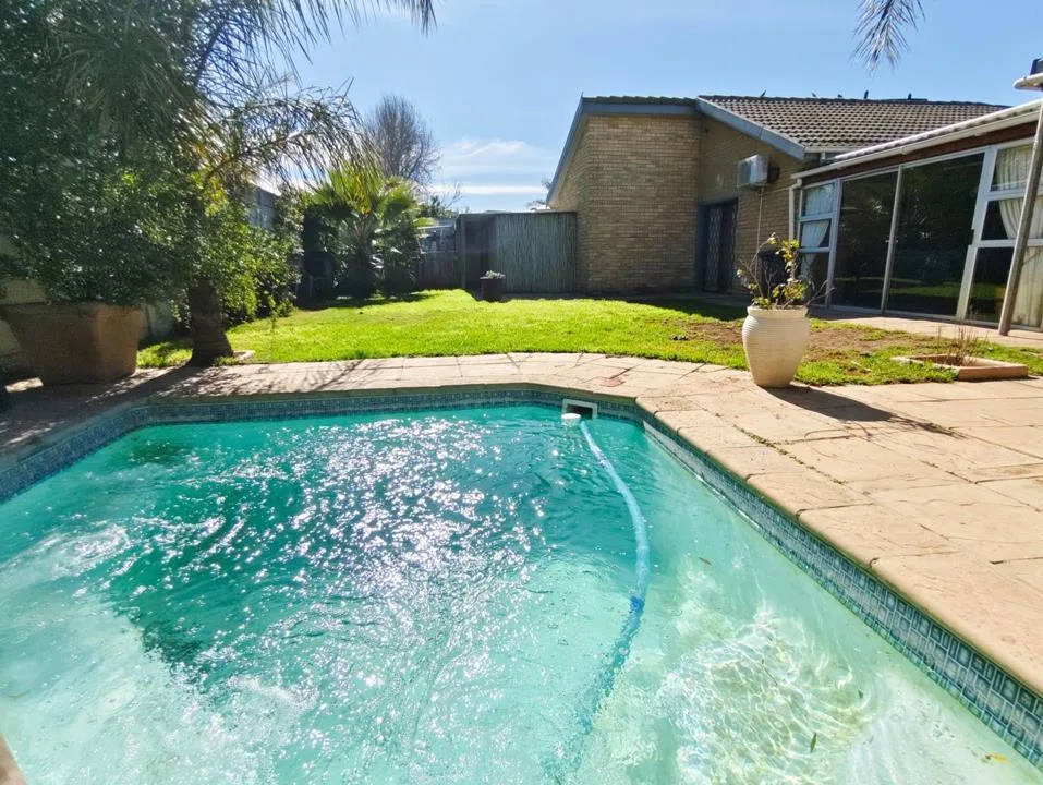 4 Bedroom House for sale in Uitzicht