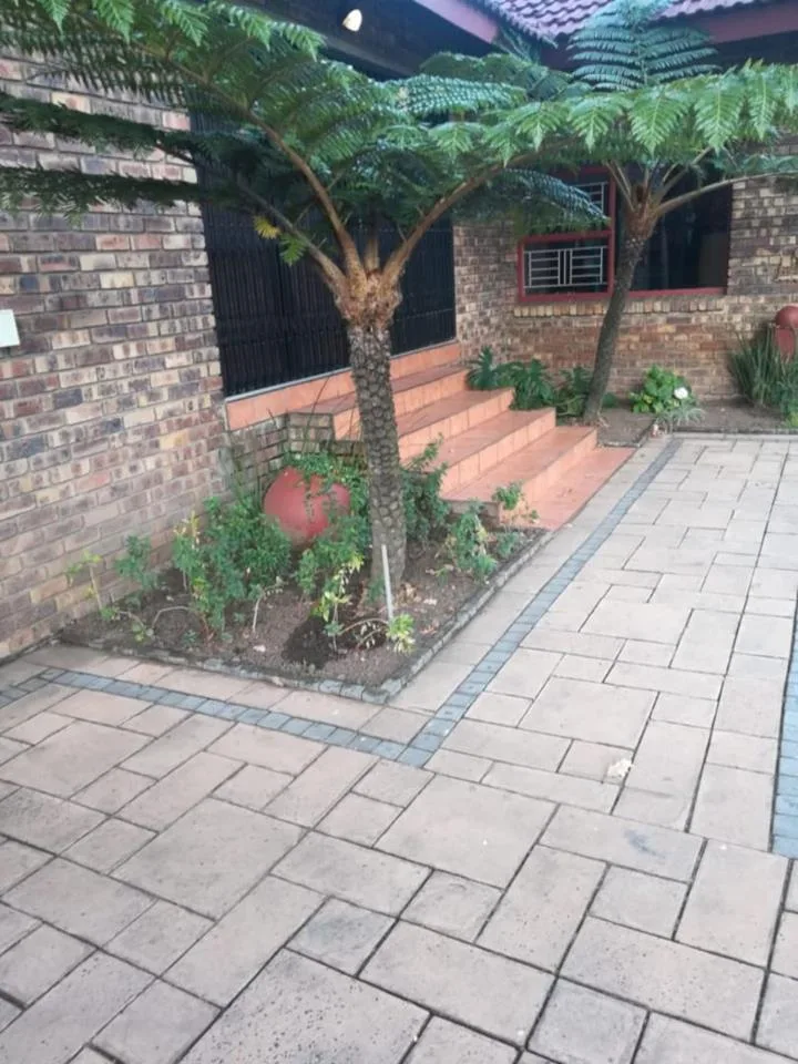4 Bedroom House for sale in Die Heuwel