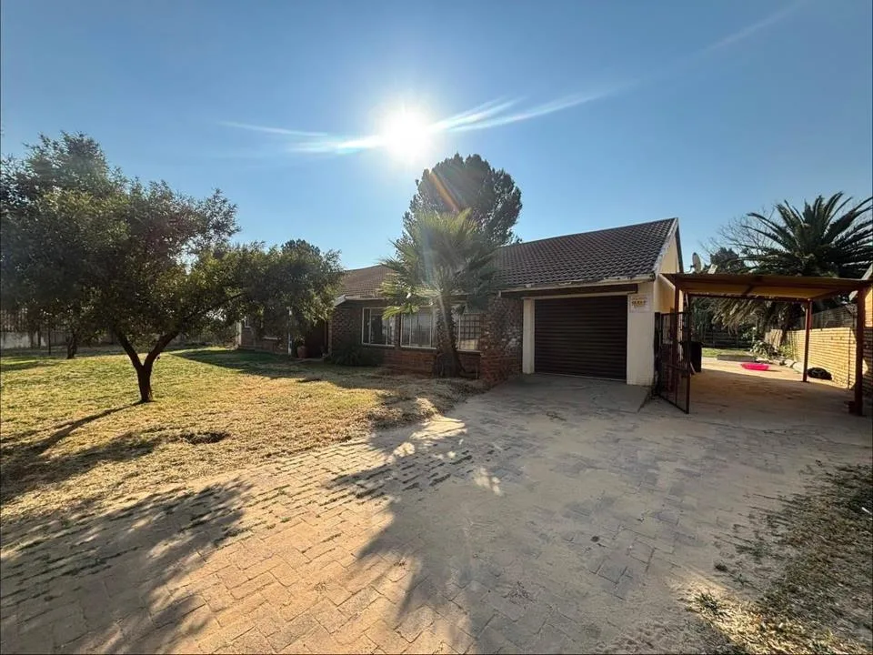 4 Bedroom House for sale in Roosheuwel