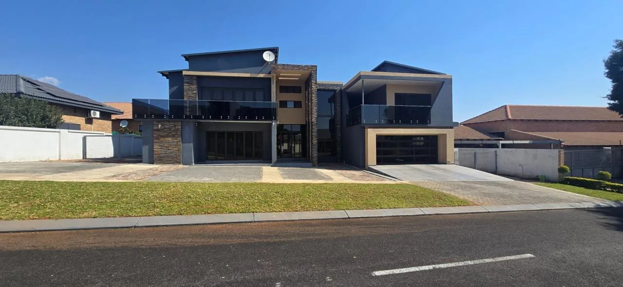 6 Bedroom House for sale in Bendor