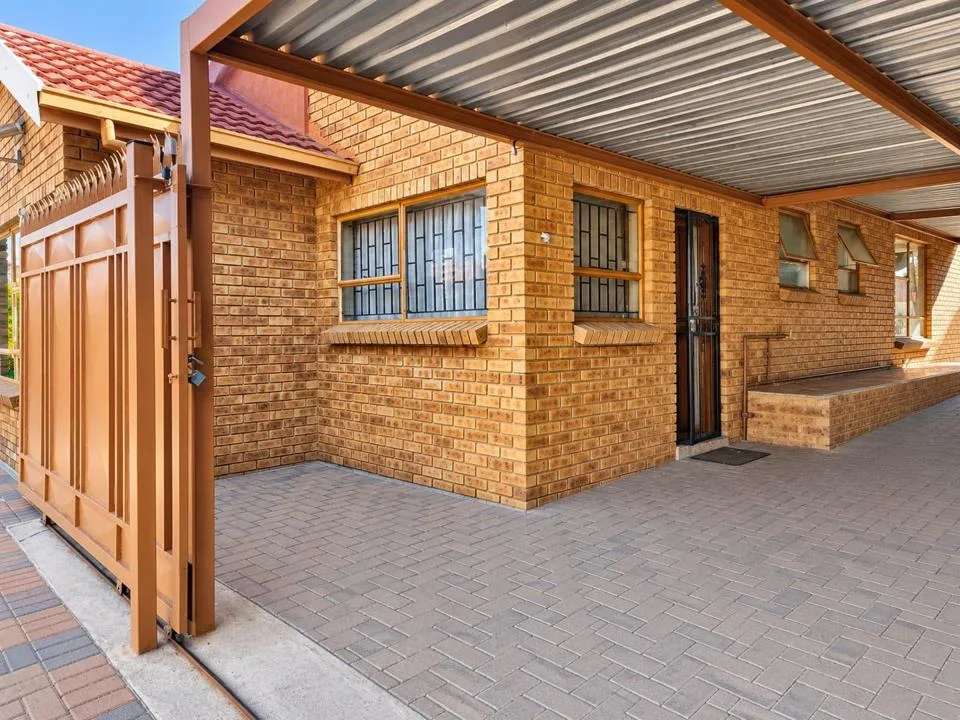 8 Bedroom House for sale in Emdo Park
