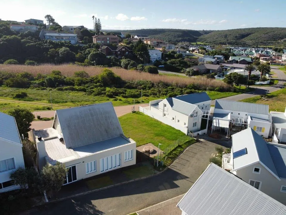 4 Bedroom House for sale in Stilbaai Wes