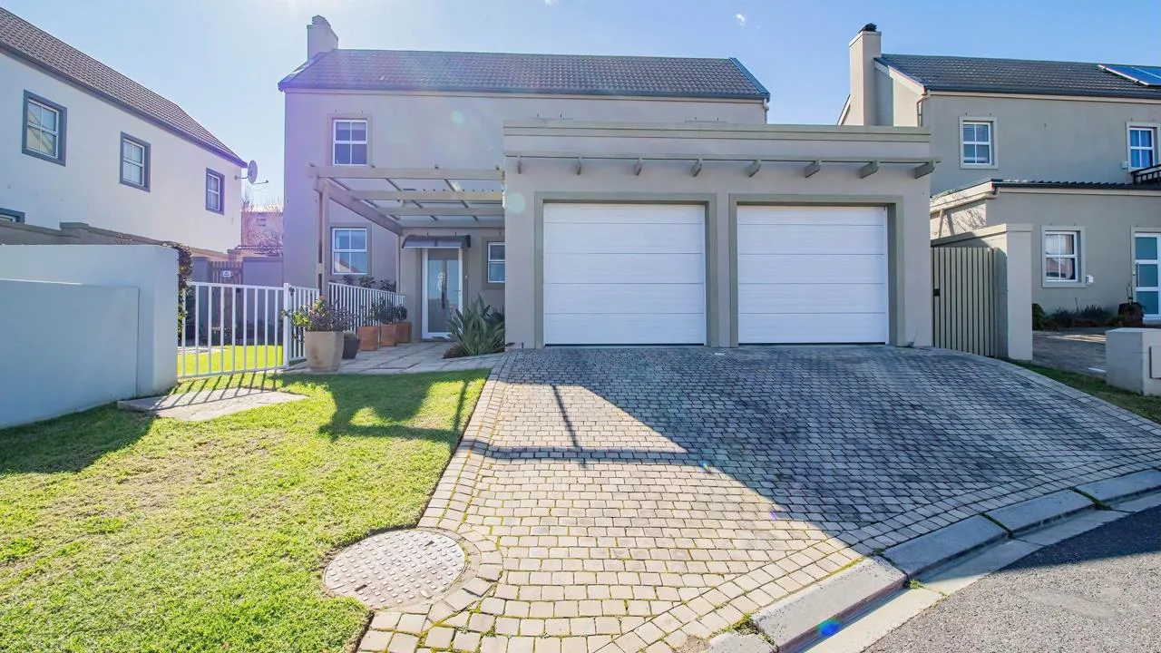 3 Bedroom House for sale in Sir Lowrys Pass