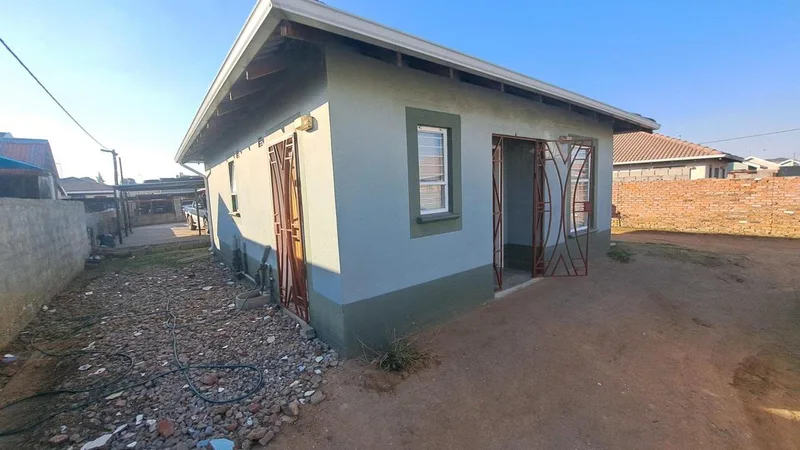 2 Bedroom House for sale in Raceway