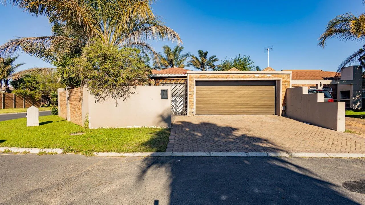 3 Bedroom House for sale in Uitzicht