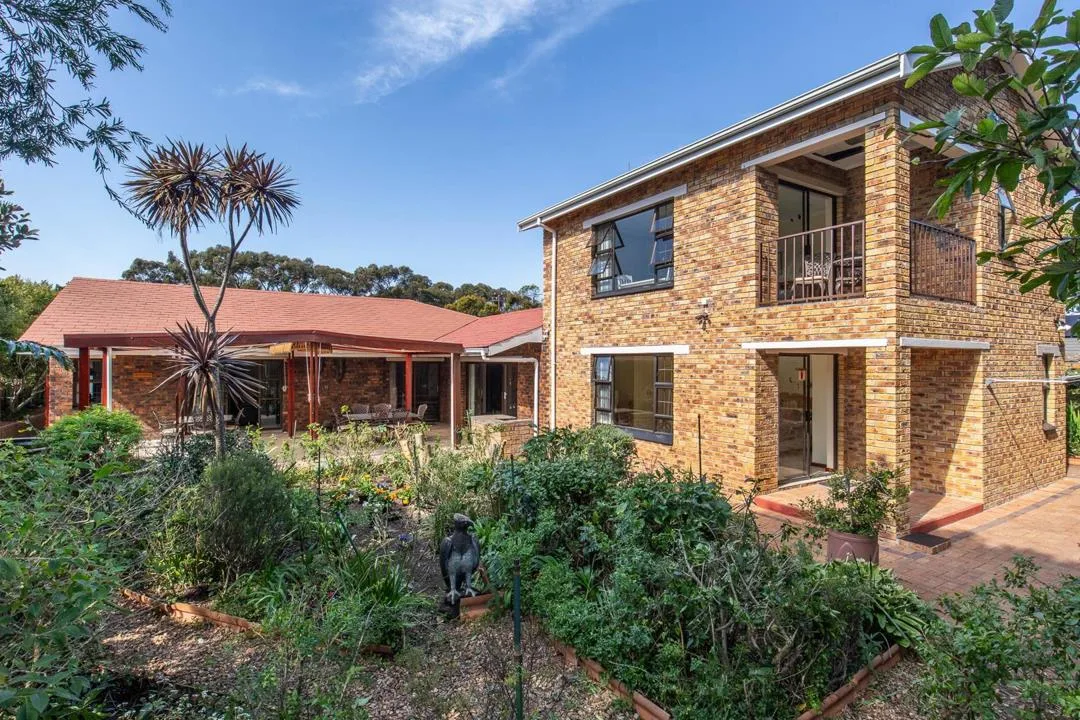 4 Bedroom House for sale in Bergvliet