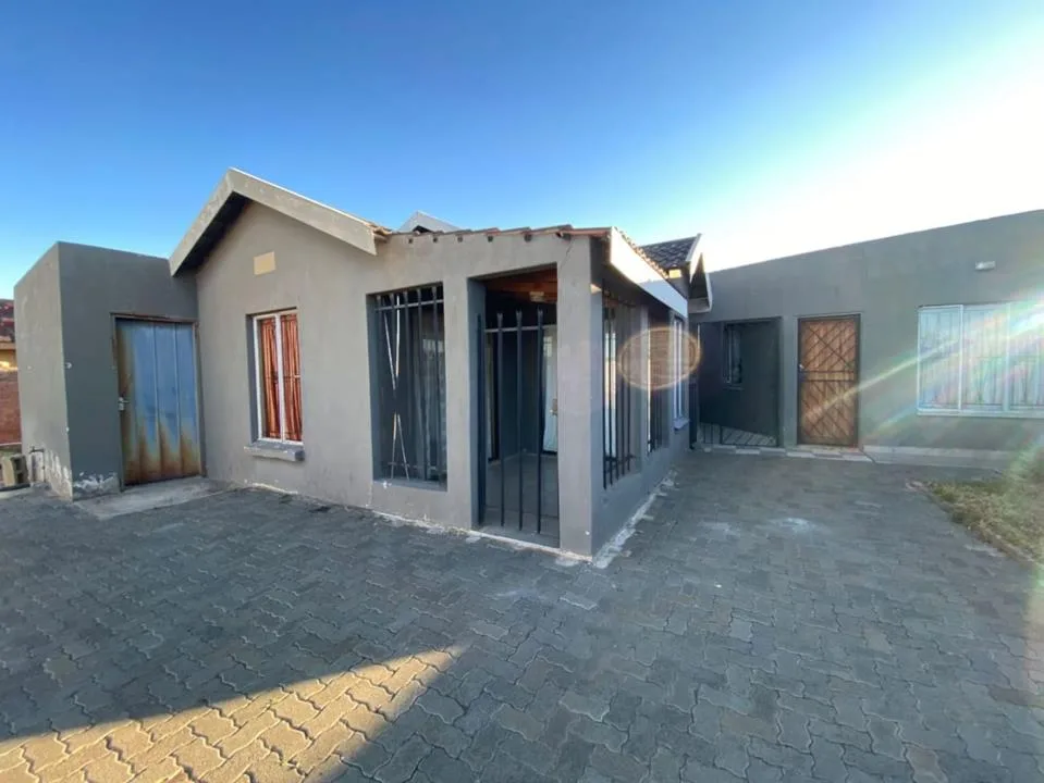 2 Bedroom House for sale in Lourierpark
