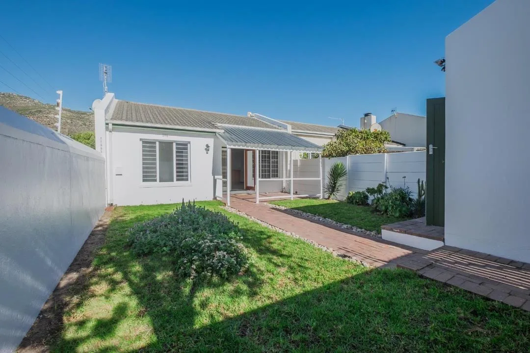 2 Bedroom House for sale in Fish Hoek