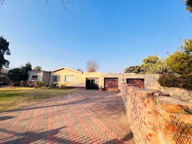 4 Bedroom House for sale in Klipfontein