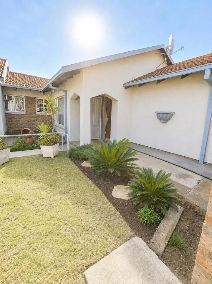 3 Bedroom House for sale in Meiringspark Ext 6