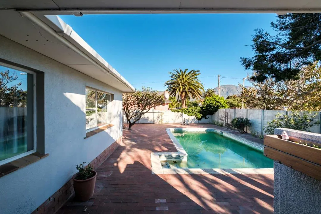 5 Bedroom House for sale in Kirstenhof