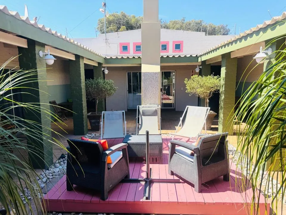 6 Bedroom House for sale in Middedorp