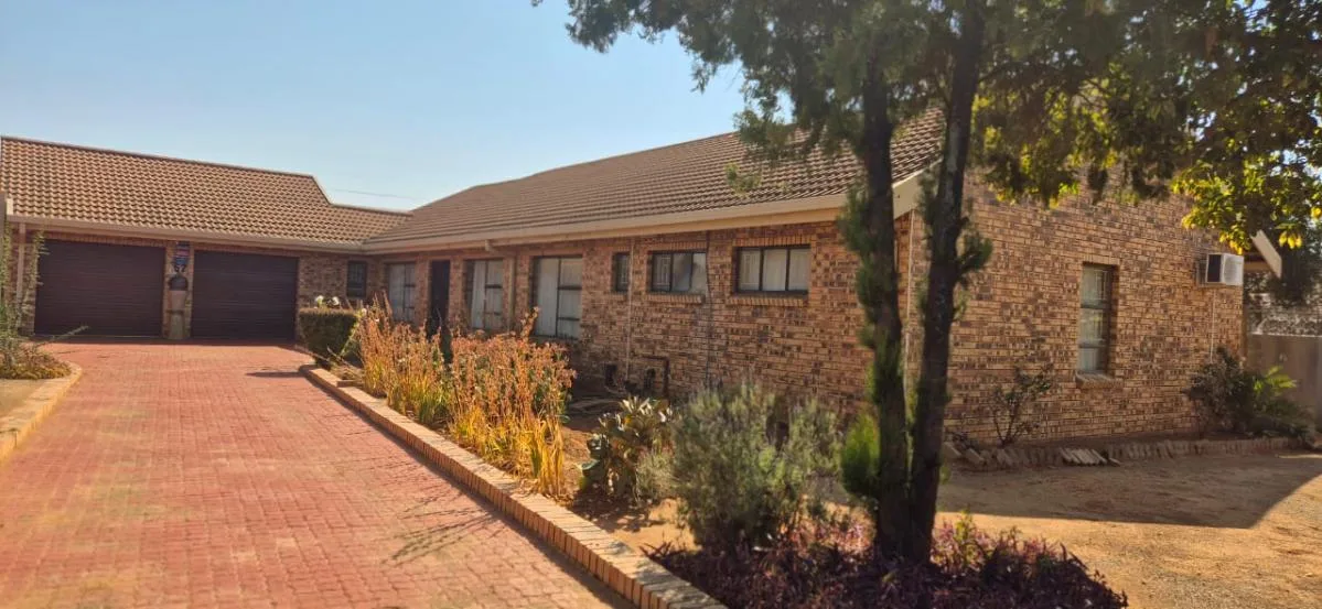 4 Bedroom House for sale in Universitas Ridge