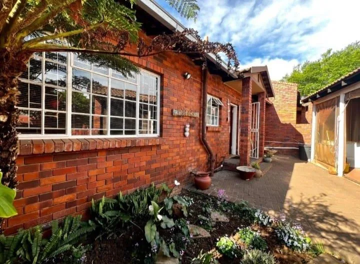 2 Bedroom Townhouse for sale in Langenhovenpark