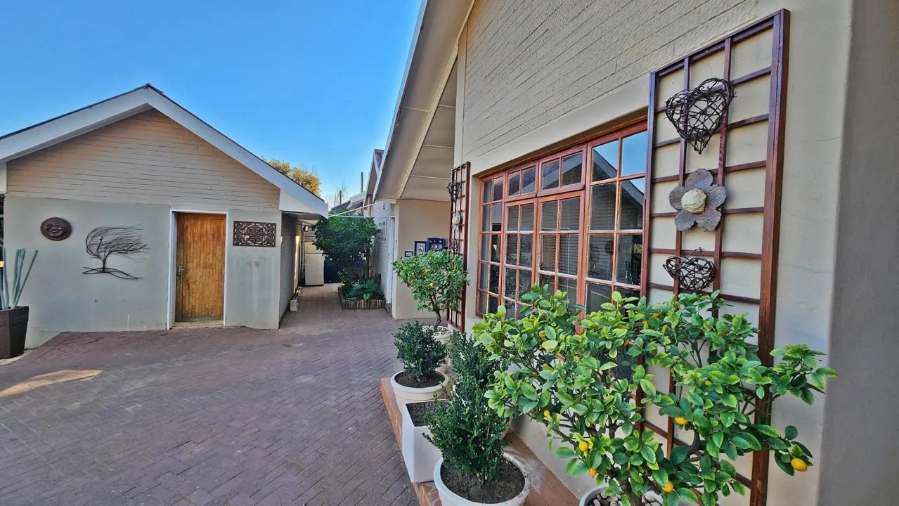 4 Bedroom House for sale in Universitas