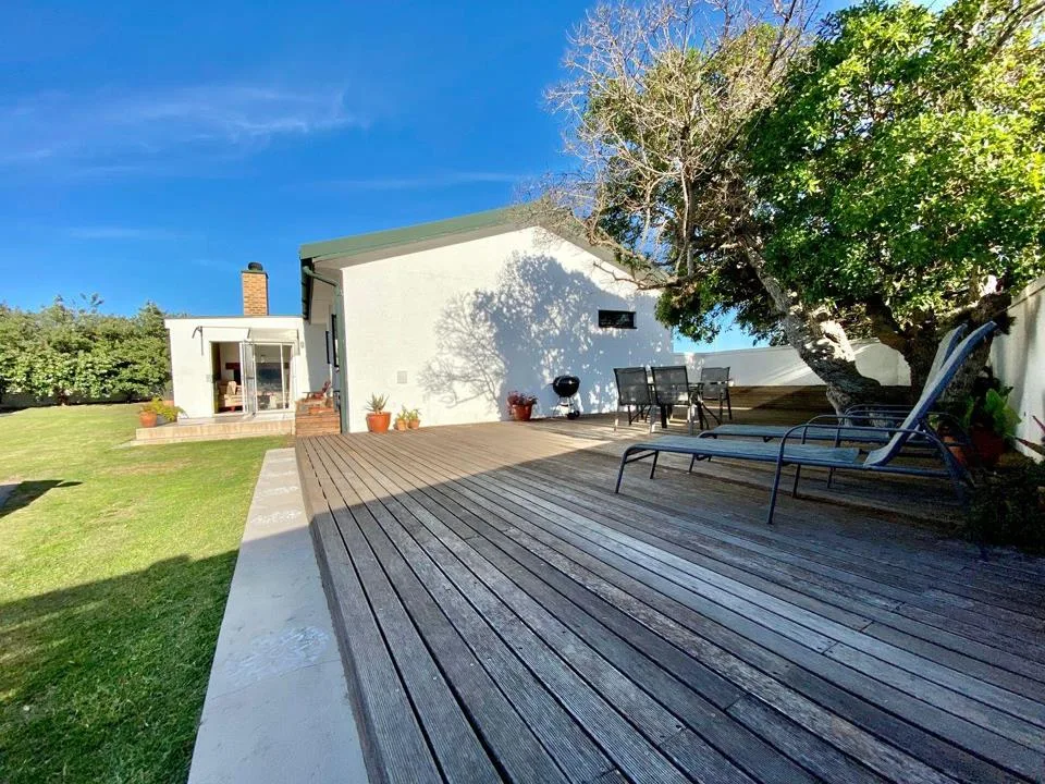 4 Bedroom House for sale in Perlemoenbaai