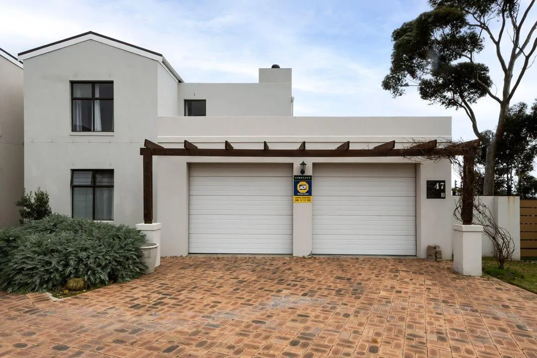 6 Bedroom House for sale in Sir Lowrys Pass