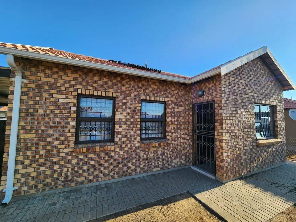 2 Bedroom House for sale in Blomanda