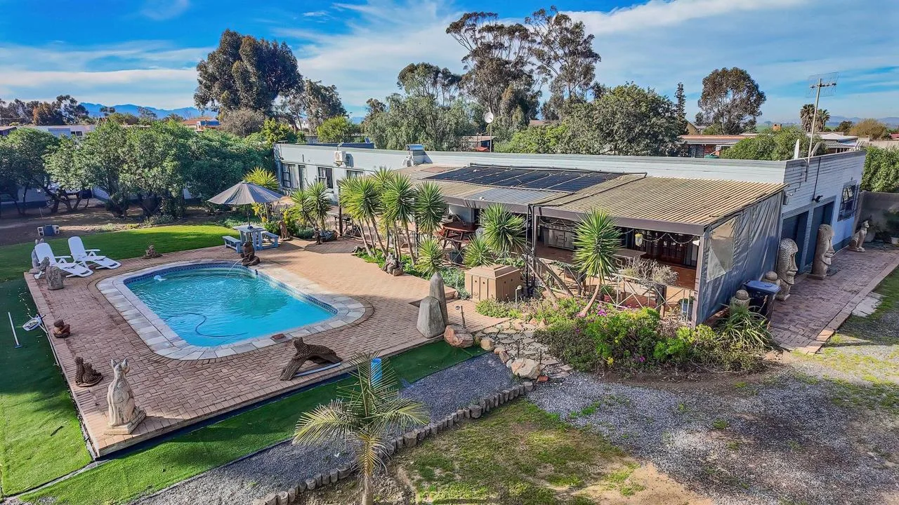 6 Bedroom House for sale in Klipheuwel