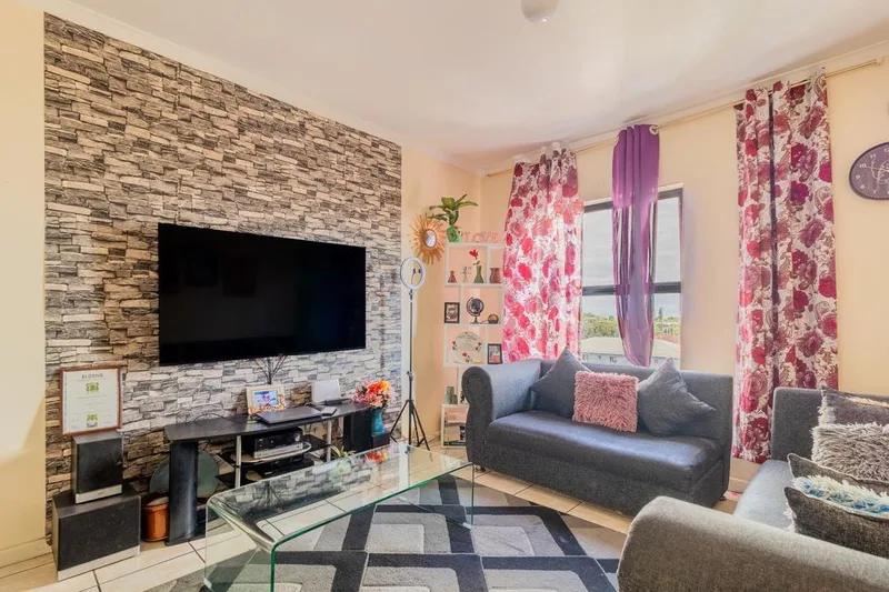 2 Bedroom Apartment / flat for sale in Townsend Estate