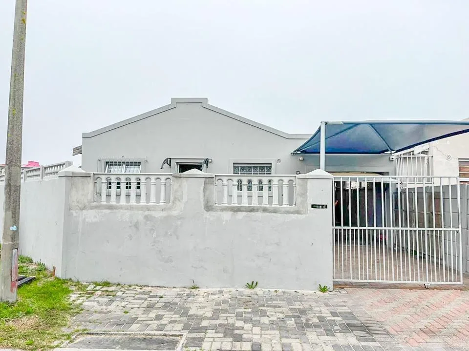 4 Bedroom House for sale in Lotus River
