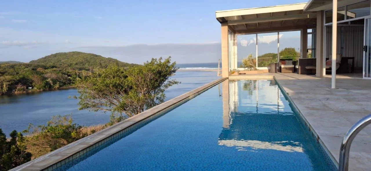 7 Bedroom House for sale in Bonza Bay