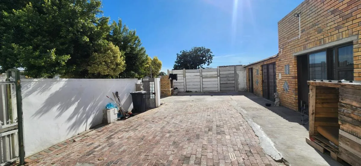 5 Bedroom House for sale in Ravensmead