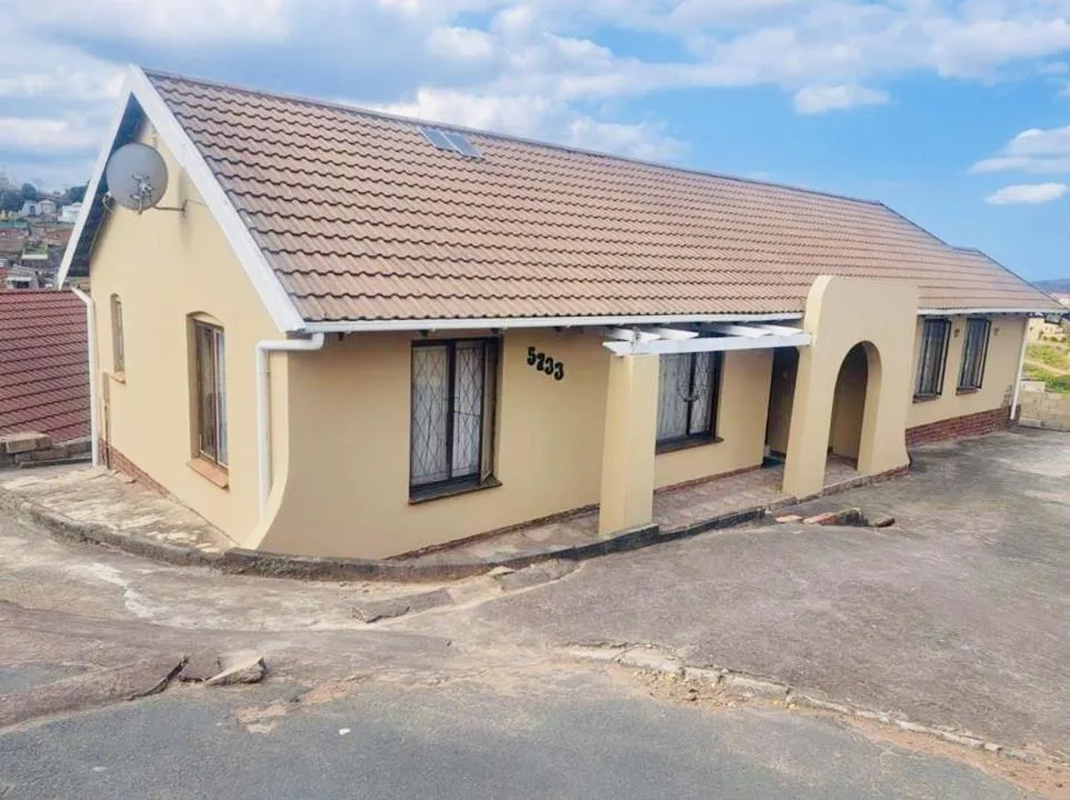 4 Bedroom House for sale in Kwandengezi