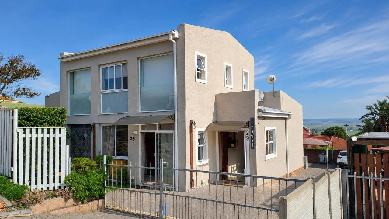 4 Bedroom House for sale in Fraaiuitsig