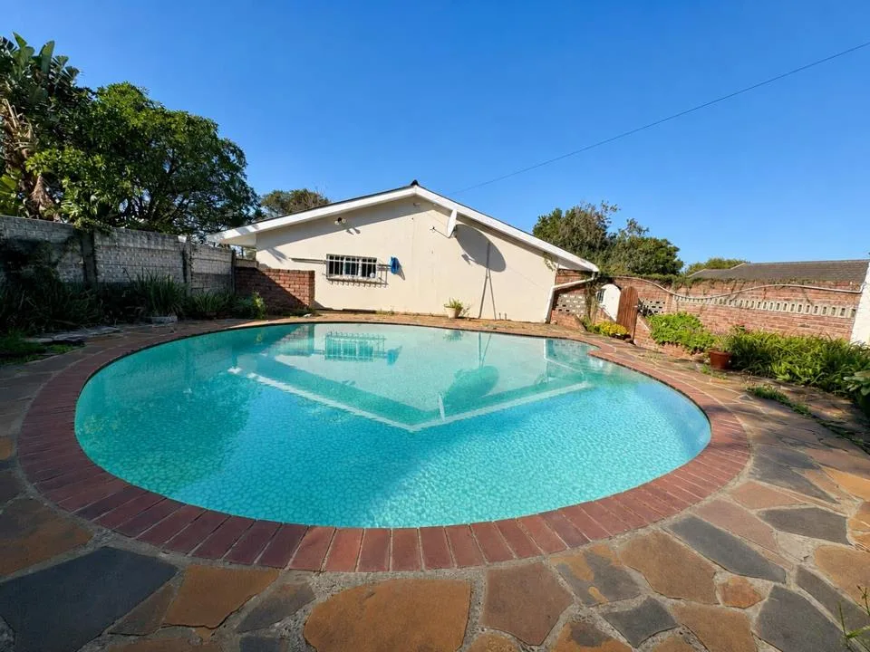 4 Bedroom House for sale in Gonubie