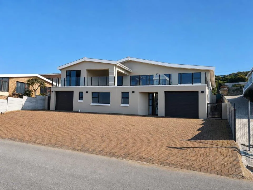5 Bedroom House for sale in Jongensfontein