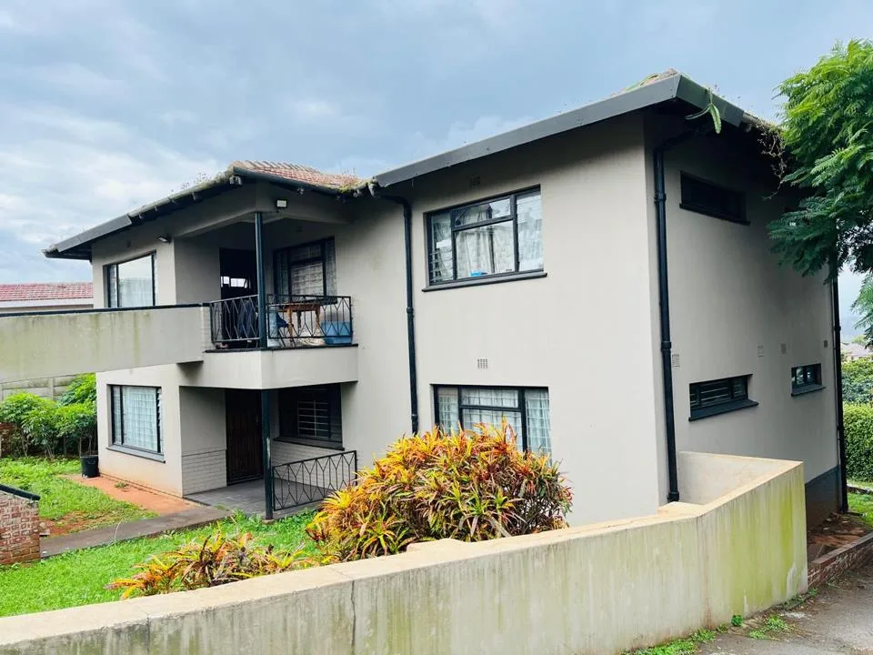 6 Bedroom House for sale in Umbilo