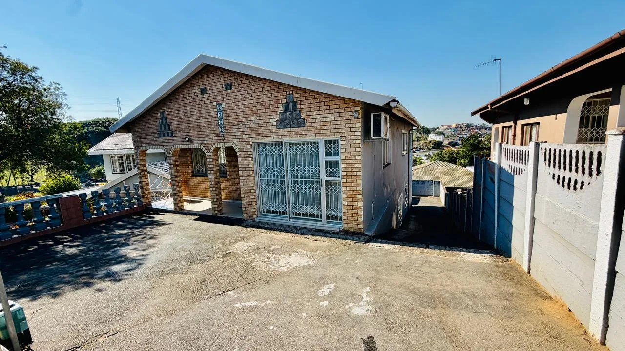 5 Bedroom House for sale in Mobeni Heights