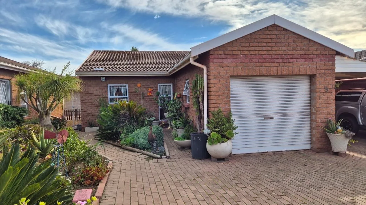 2 Bedroom House for sale in Vredenburg