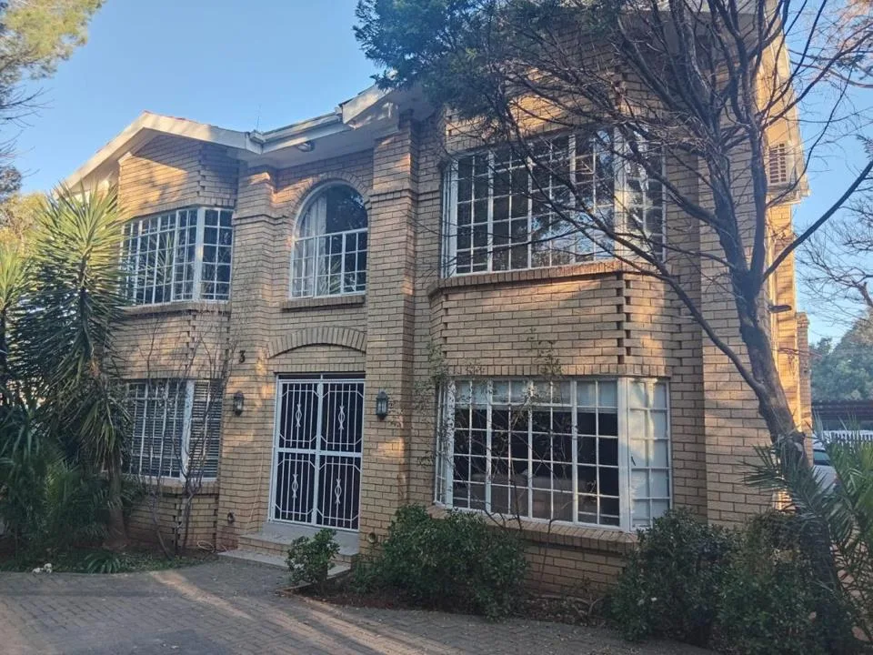 4 Bedroom House for sale in Bayswater