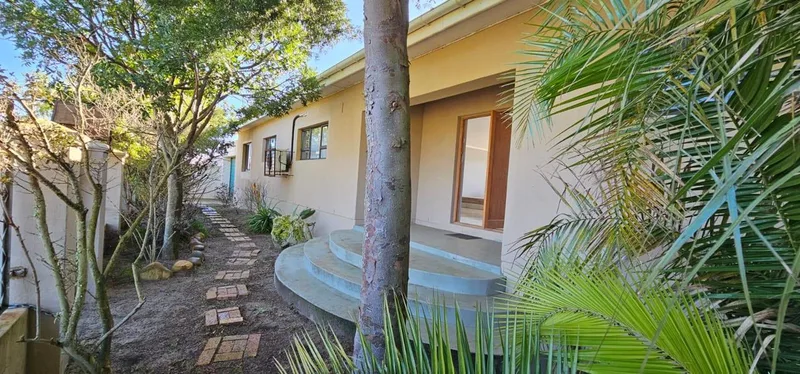 6 Bedroom House for sale in Chatsworth