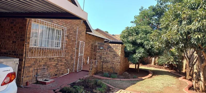3 Bedroom House to rent in Rooihuiskraal North