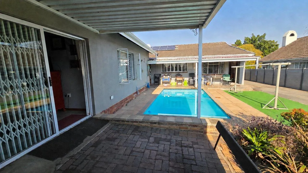 3 Bedroom House for sale in Hayfields