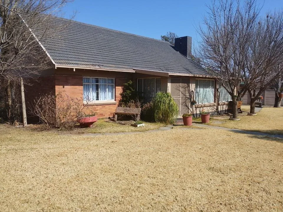 3 Bedroom House for sale in Vierfontein