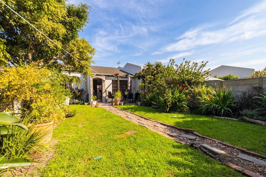 2 Bedroom House for sale in Table View