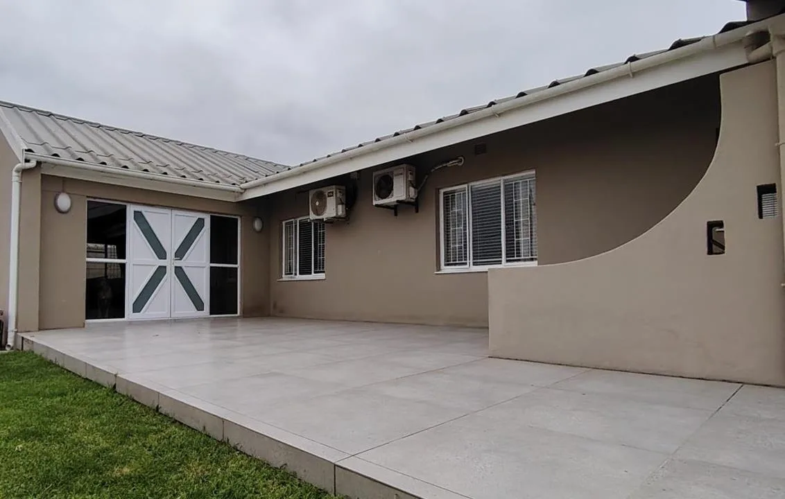 4 Bedroom House for sale in Lutzville