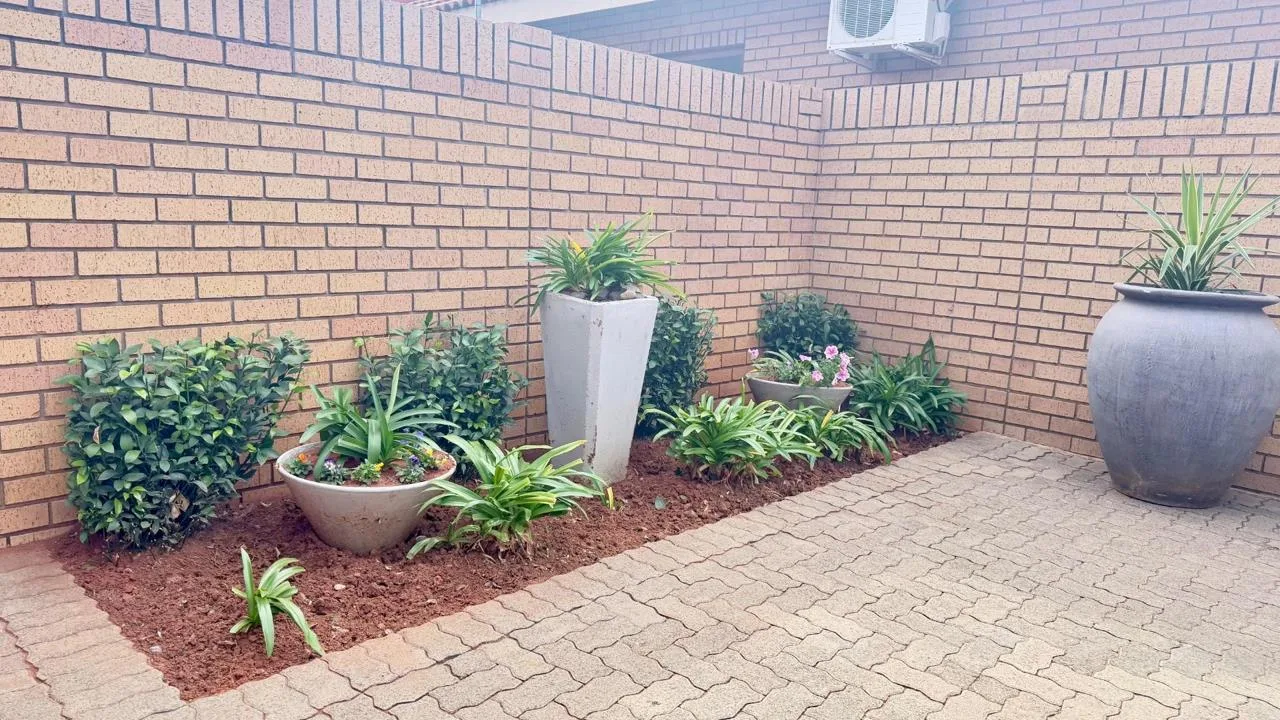 3 Bedroom Townhouse for sale in Roylglen Gardens