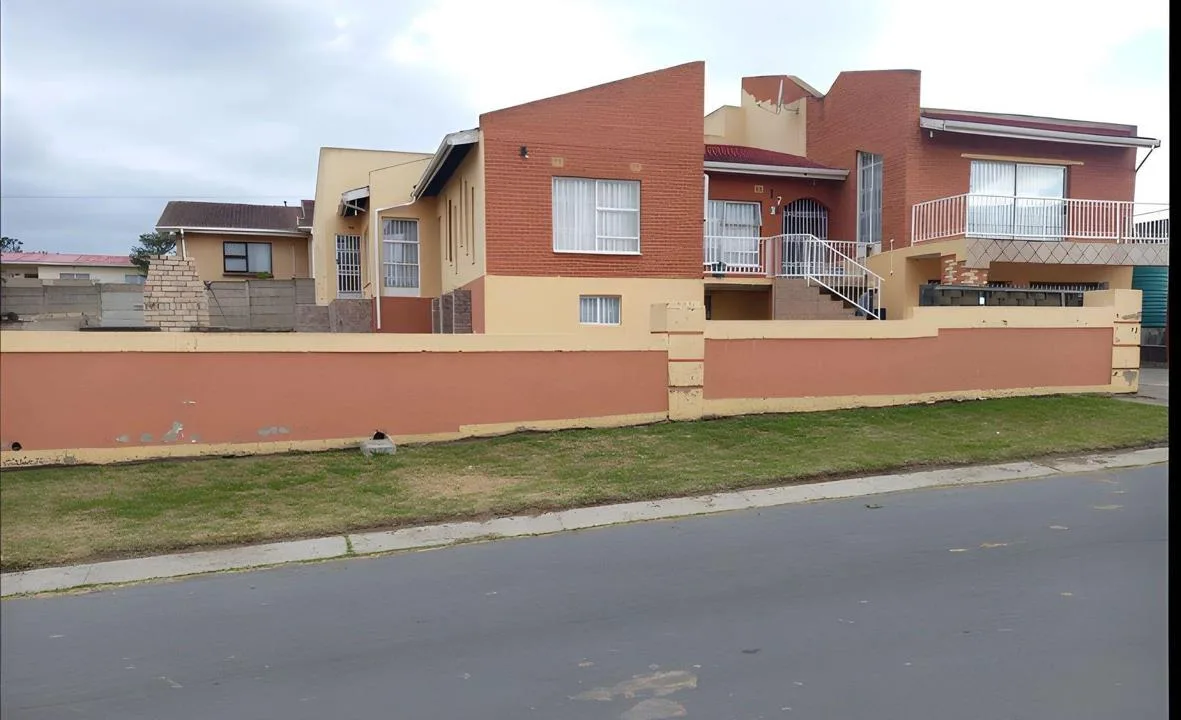 4 Bedroom House for sale in Phakamisa