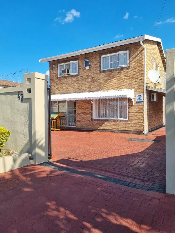 6 Bedroom House for sale in Shallcross
