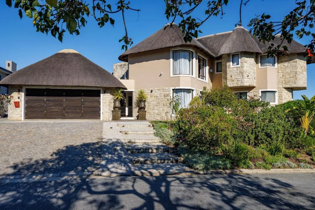 4 Bedroom House for sale in Pezula Golf Estate