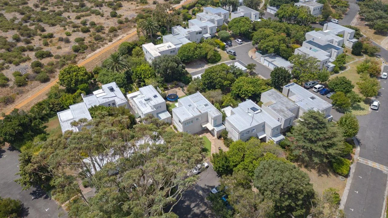 4 Bedroom House for sale in Tokai