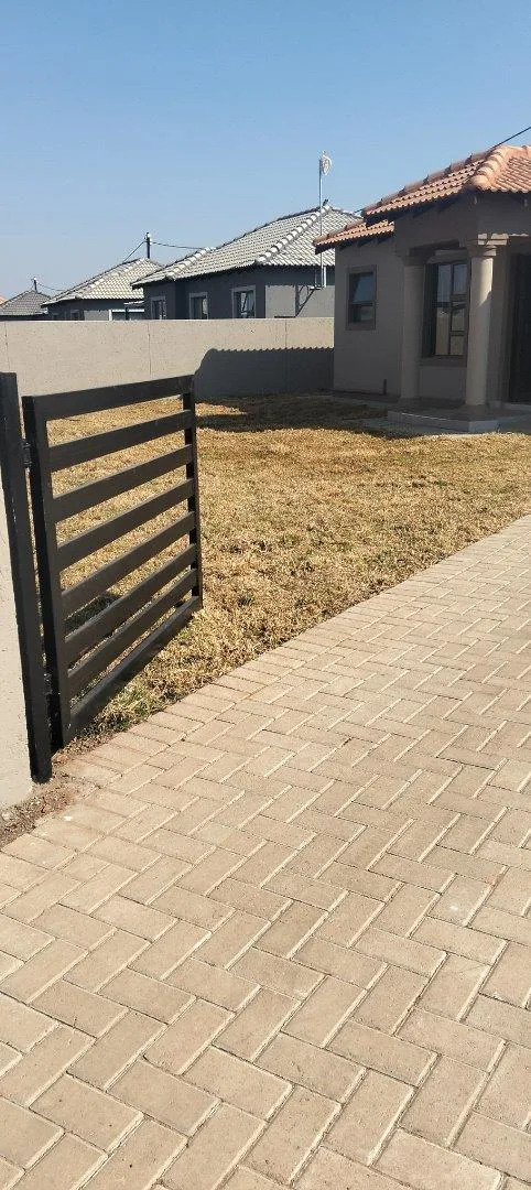 Townhouse to rent in Ellaton