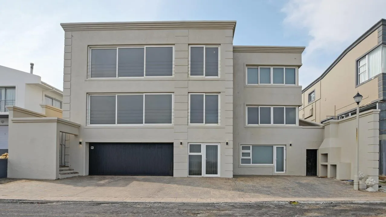 5 Bedroom House for sale in Bloubergstrand