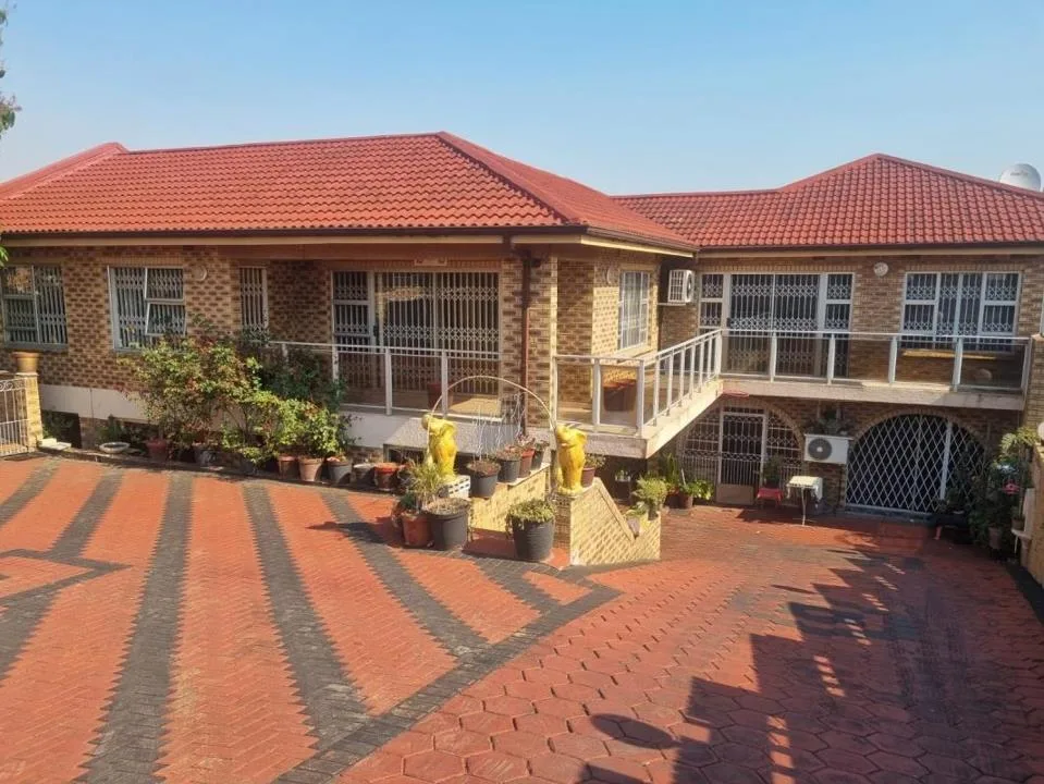 6 Bedroom House for sale in Bayhead