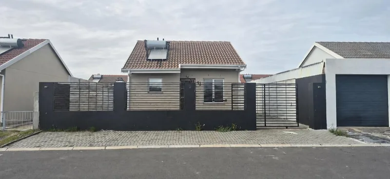 2 Bedroom House for sale in Pelican Park